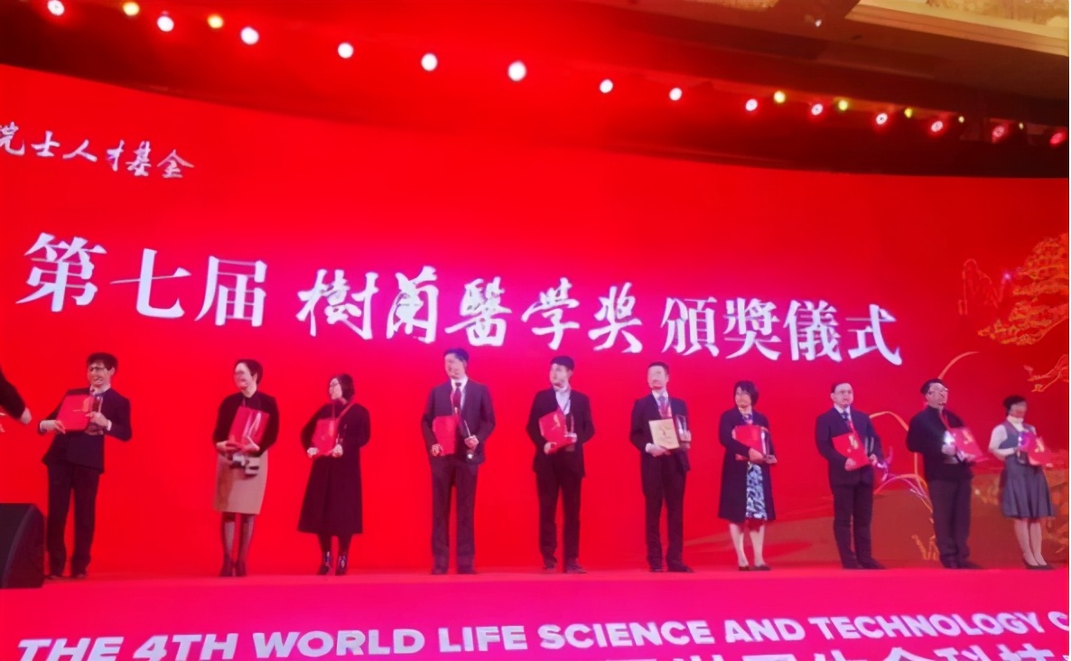 李兰娟夫妇设立！医药卫生界诺贝尔医学奖颁发，获奖者非清华北大