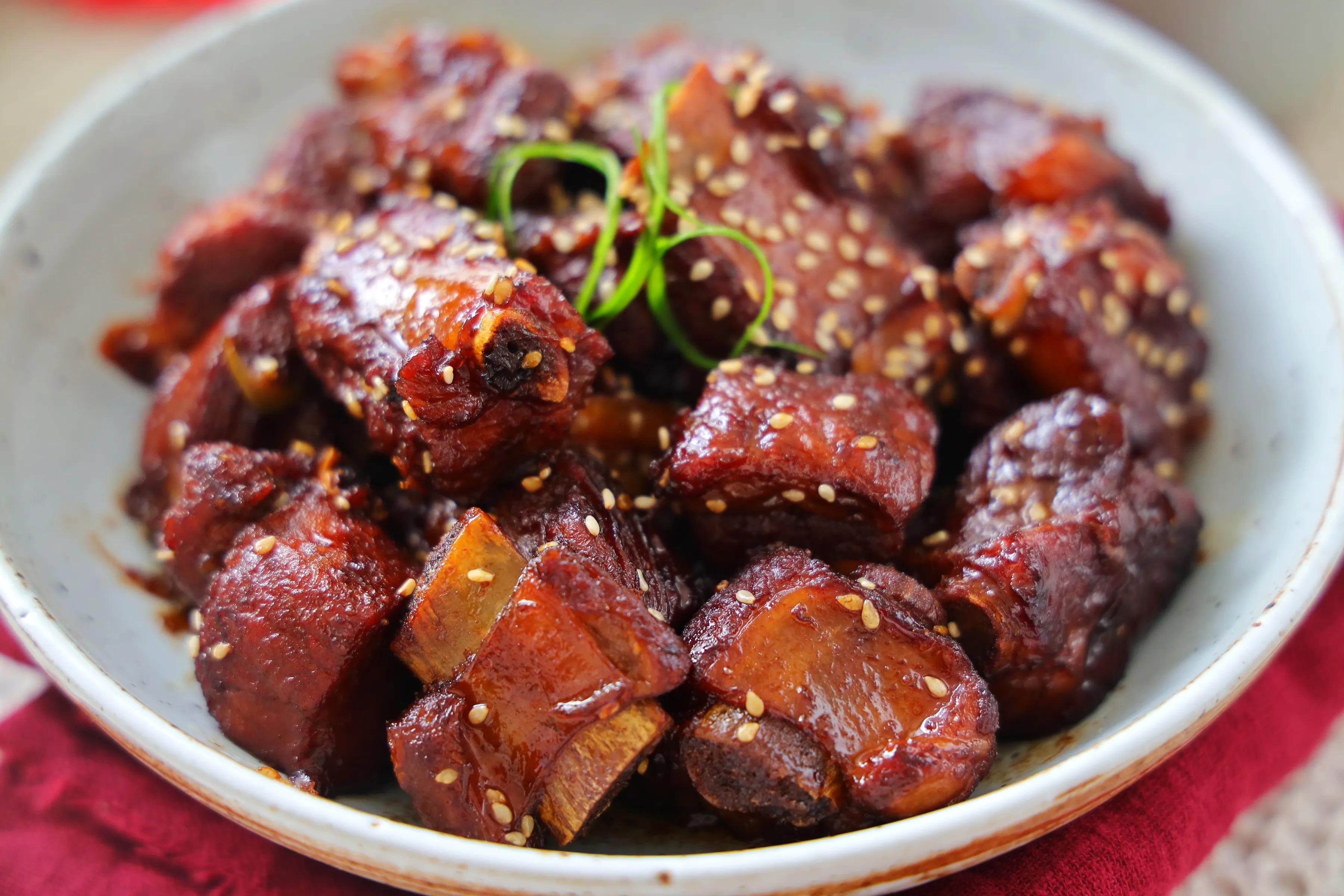 除夕年夜飯，孩子最愛的糖醋排骨，不用油炸，一碗料汁就搞定！
