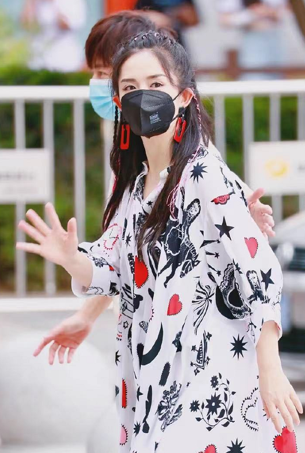 谢娜生二胎后正式复工，获赵丽颖捧场助威，与