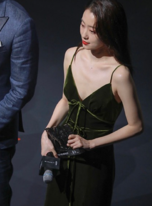 芭莎礼服夜：杨颖翻车，倪妮平淡，胜出的是穿国货的赵丽颖张小斐