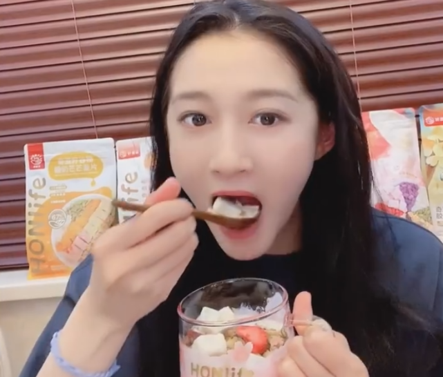 别人早餐都喝豆浆牛奶，看清关晓彤早餐吃啥，刷新对女明星认知