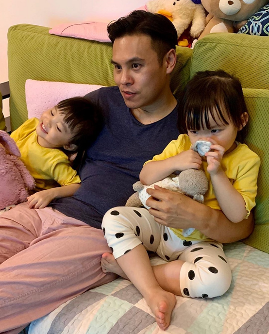 熊黛林晒亲子时光，夫妻带女儿在家打高尔夫，网友却聚焦豪宅面积