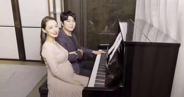 郎朗與孕妻四手聯彈做胎教，吉娜懷孕8個月肚大如籮，狀態超好