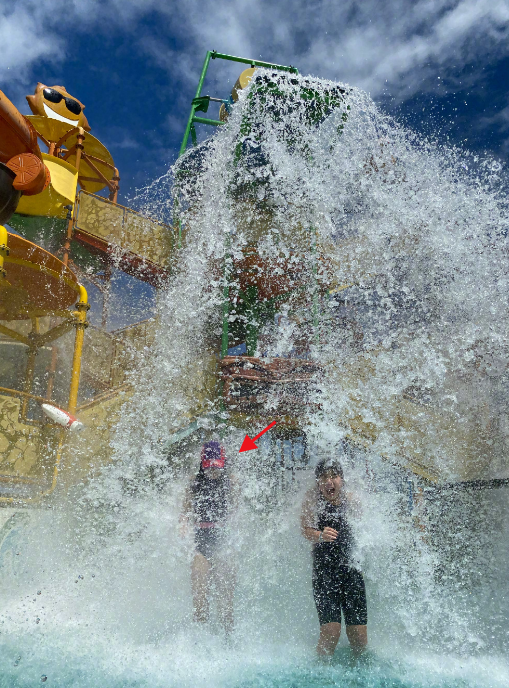 吳尊帶兒女玩水，Neinei穿泳裝展長腿，max秀高難度倒立