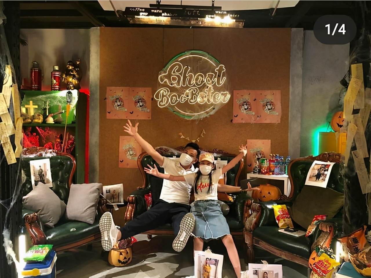 郭可盈一家過萬聖節，49歲女富豪保養好，為拍照出動四五台相機