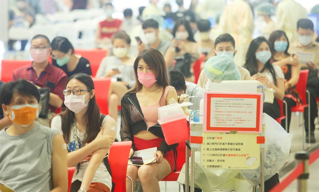 台灣通報新增7例新冠肺炎確定病例，45.8萬劑AZ疫苗下午抵台