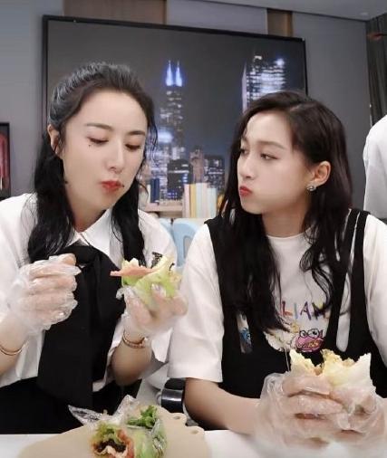 关晓彤现身薇娅直播间，无所顾忌疯狂开吃，经纪人拼死都拦不住