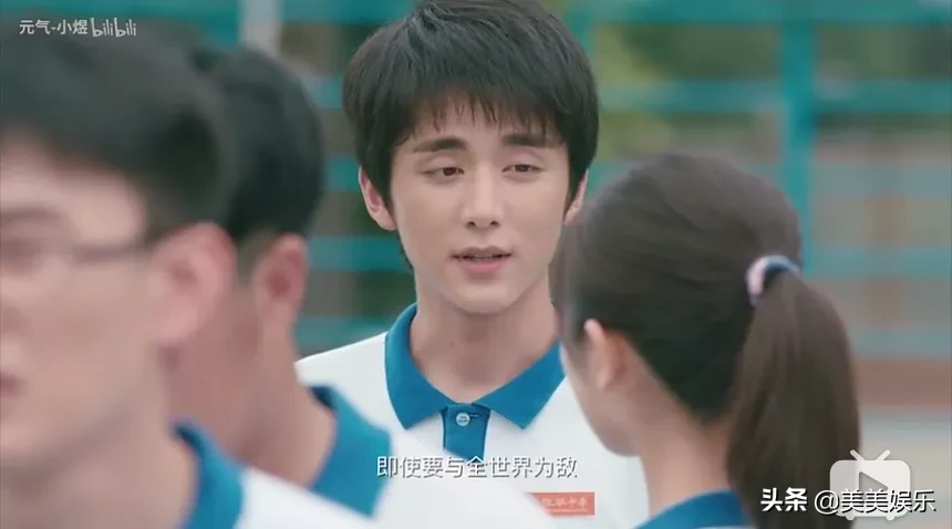 刚见面就确认恋爱关系？忠犬男友实力护女友，他们真甜