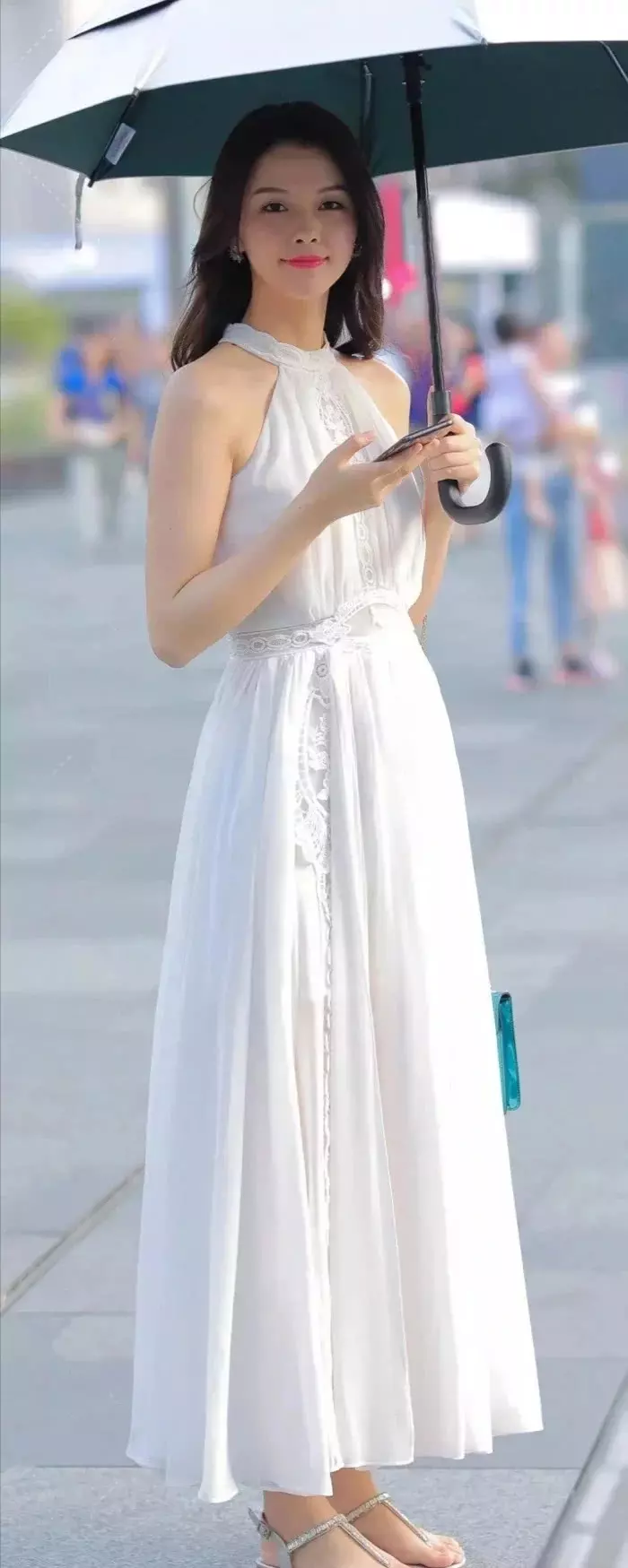白色连衣裙，温婉动人，如同仙女一般