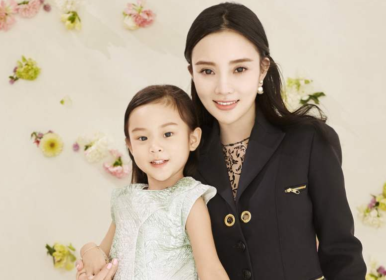 甜馨7歲生日，賈乃亮李小璐為其慶生，離異家庭的孩子更需要陪伴