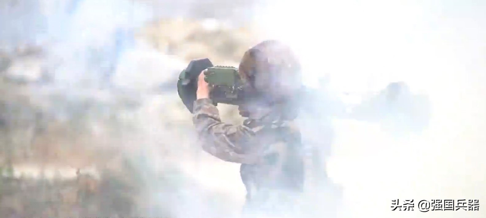 大口徑高精準！我軍新式單兵火箭曝光，可形成800度高溫二次燃爆