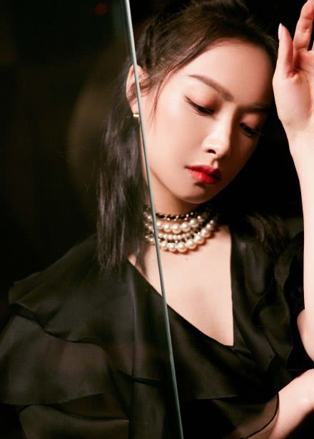 宋茜空气感黑纱裙现身，惊艳演绎酷感浪漫，宛如高贵美艳的黑天鹅