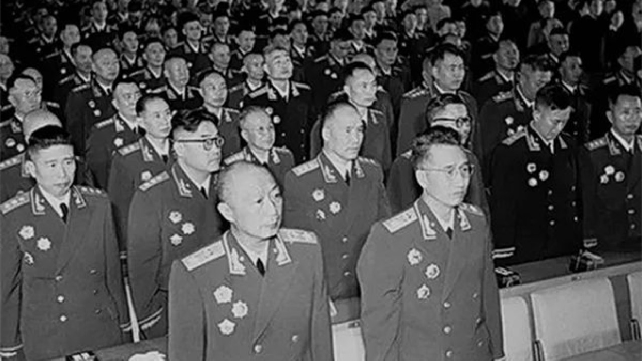1955年 他沒被授予軍銜 地位卻比元帥還高 官至正國級 資訊咖