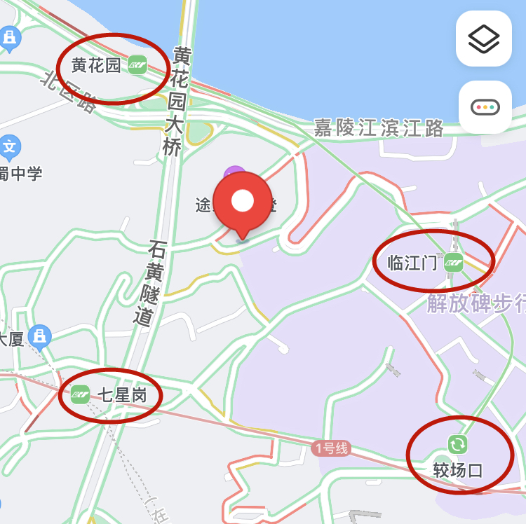重庆老城区里的民宿，紧靠嘉陵江，被轨道车站包围，一晚只要80元
