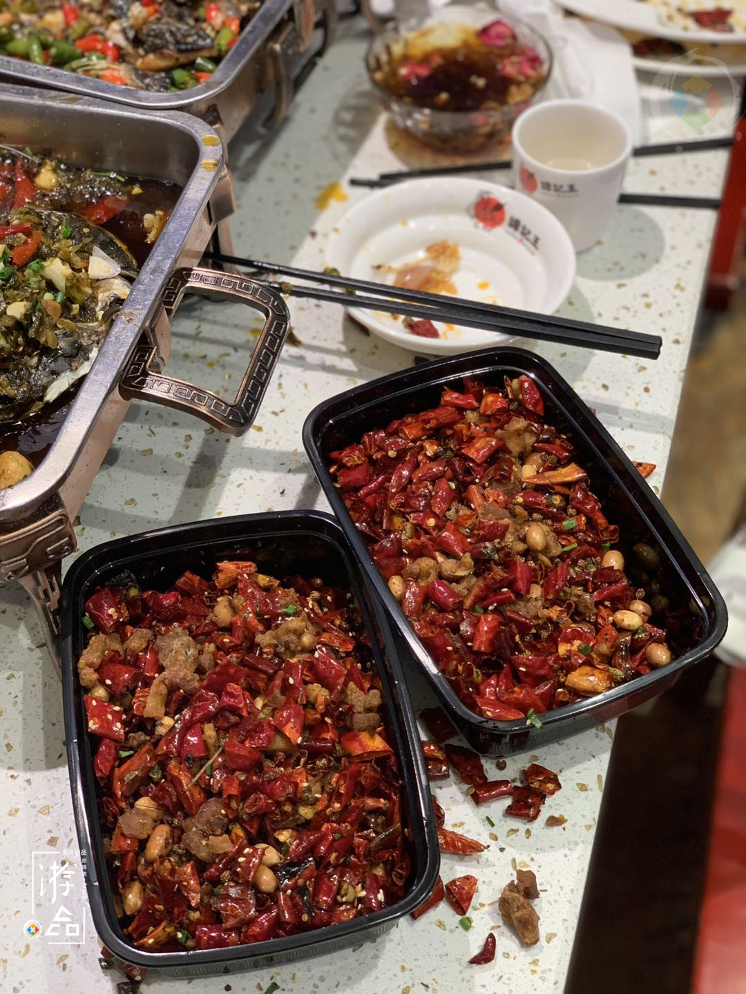 重庆辣子鸡的正确吃法：辣椒一定要打包，拿回家还能做出花儿来