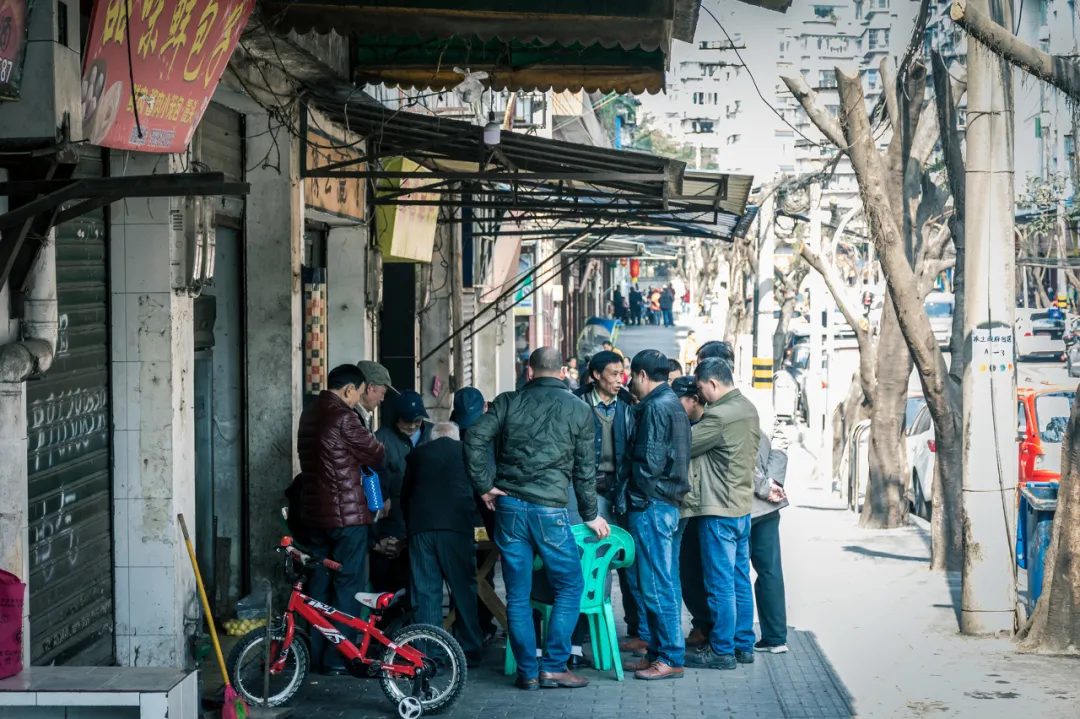 小镇青年,困在赌博里