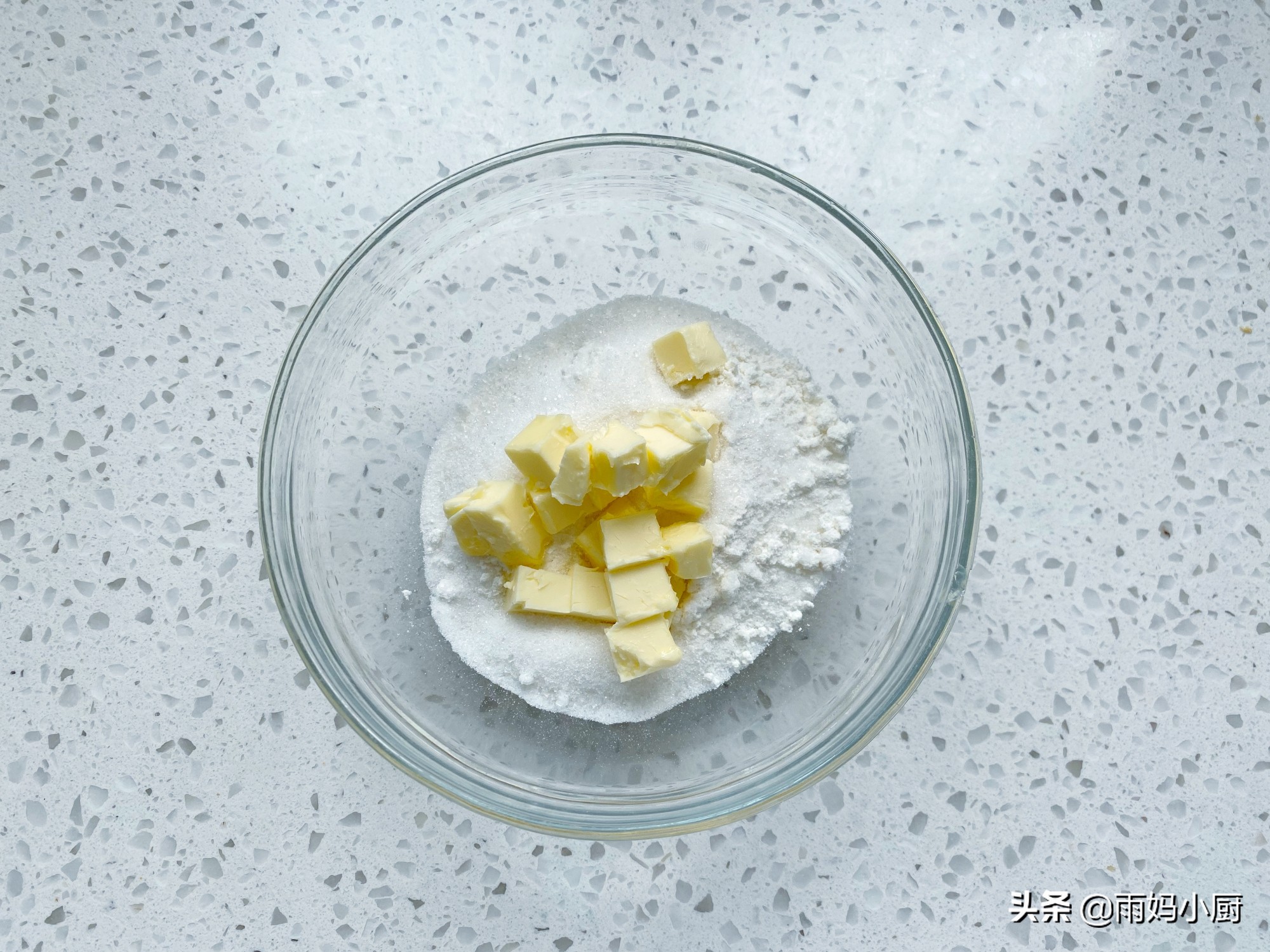 10分钟搞定，爆浆蓝莓麦芬蛋糕，外酥里软又美味，秒杀蛋糕店