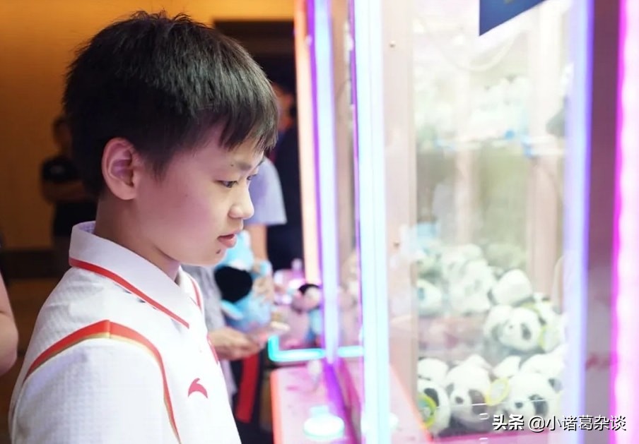 全红婵圆梦了！站娃娃机前眼都直了，连续3次都抓空，成功后大笑
