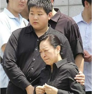 在罗京葬礼上哭的几乎休克的刘继红，为何却在