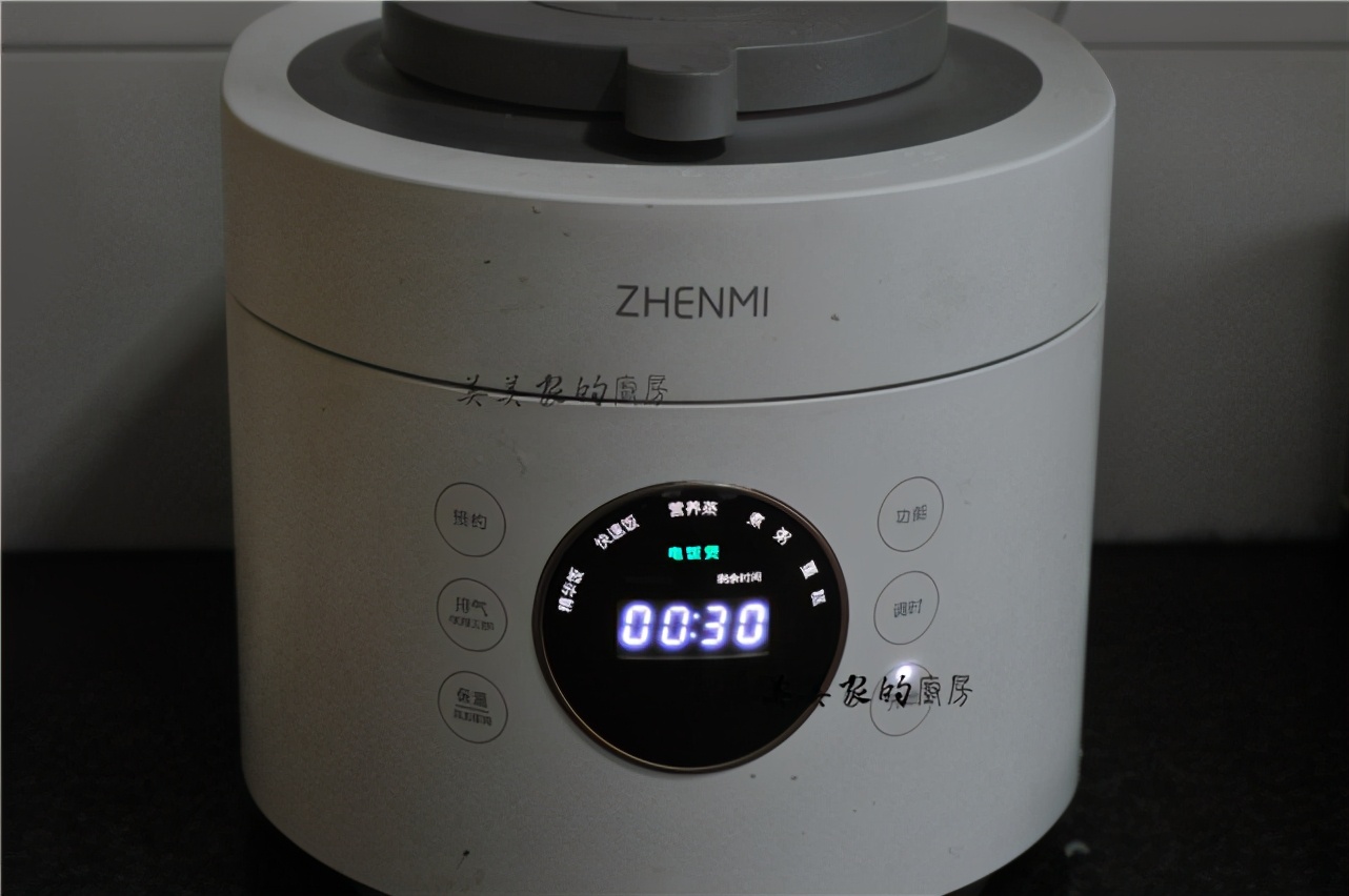 把整條魚扔進電飯鍋裡，不加油不放水，一周吃6次，餐餐都光盤