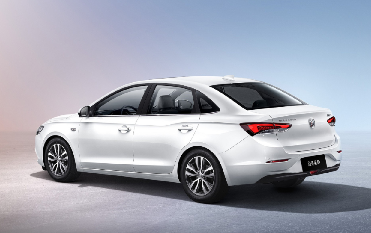 别克英朗适合工薪家庭，1.5L很省油，好开还实惠