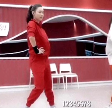 張柏芝逛超市被路人認出，穿極其寬鬆的外套都無法掩飾隆起的腹部