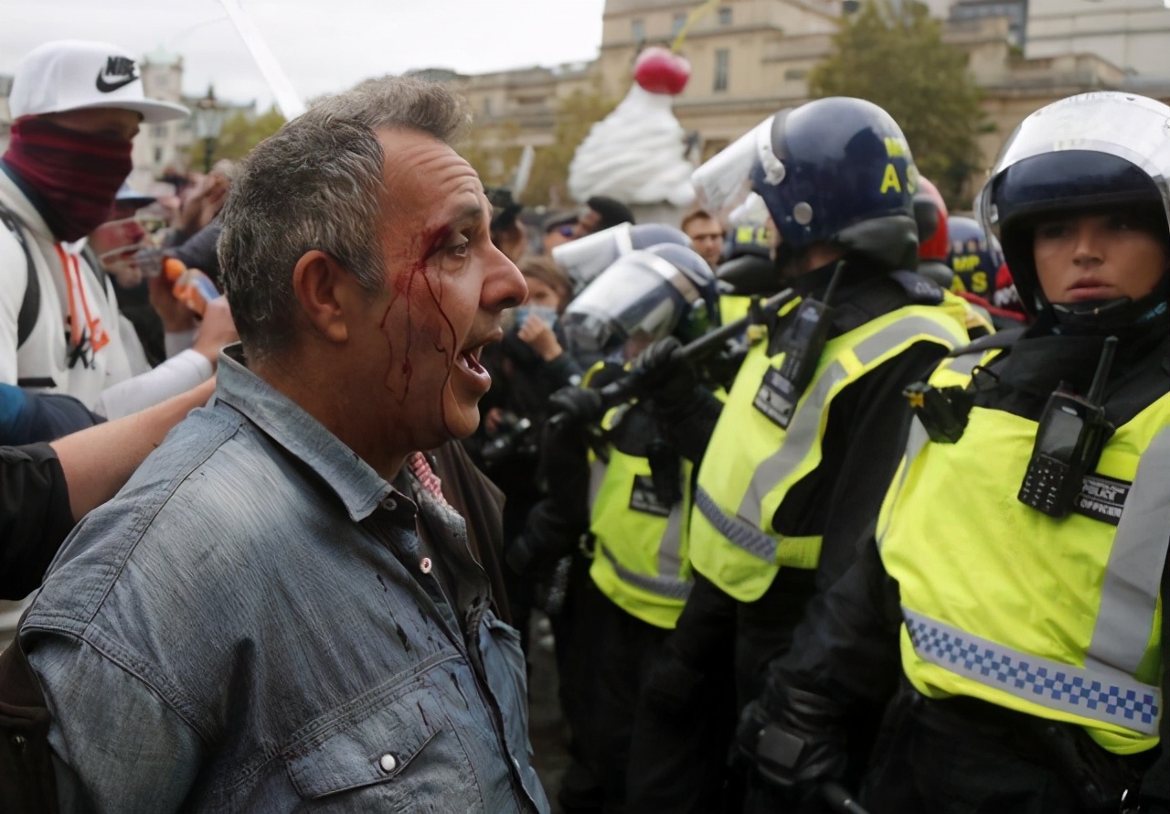 英国爆发示威活动，民众"占领"伦敦市中心，警方用警棍压制民众