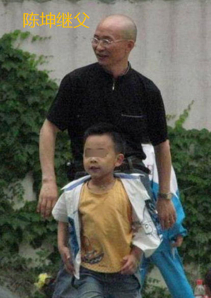 陈坤儿子陈尊佑的身世之谜，时间回到18年前，保姆传闻不攻自破