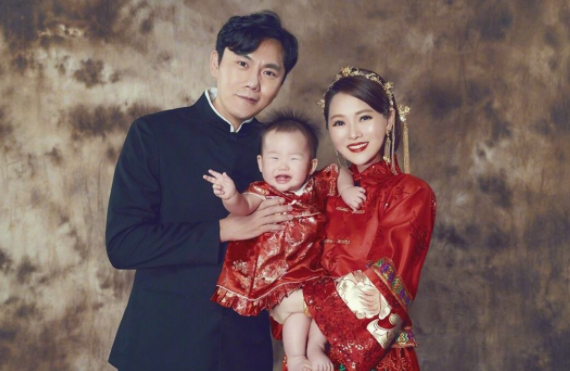 與前夫戀愛14年結(jié)婚，與現(xiàn)任約會(huì)兩次談結(jié)婚，伊能靜為何嫁給秦昊