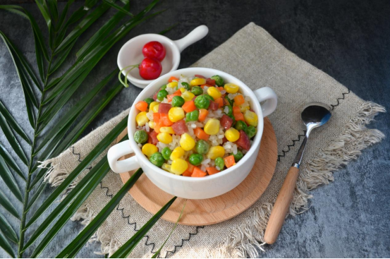 隔夜的剩米饭也能玩出新花样，做出来颜色鲜艳的炒饭，太香了