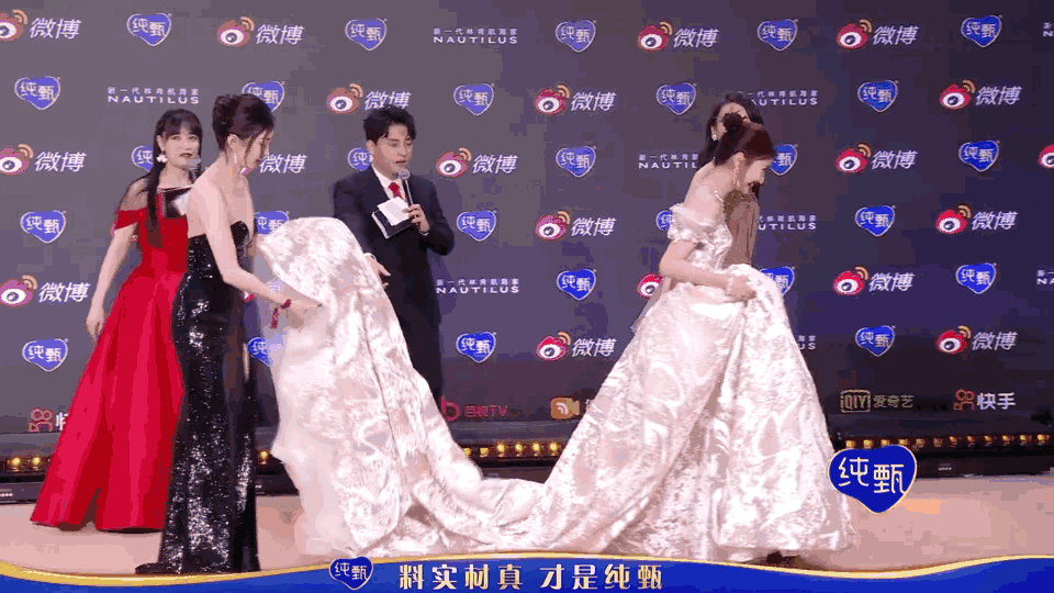 Jiang Shuying helped Mao Xiaotong lift the skirt, 
