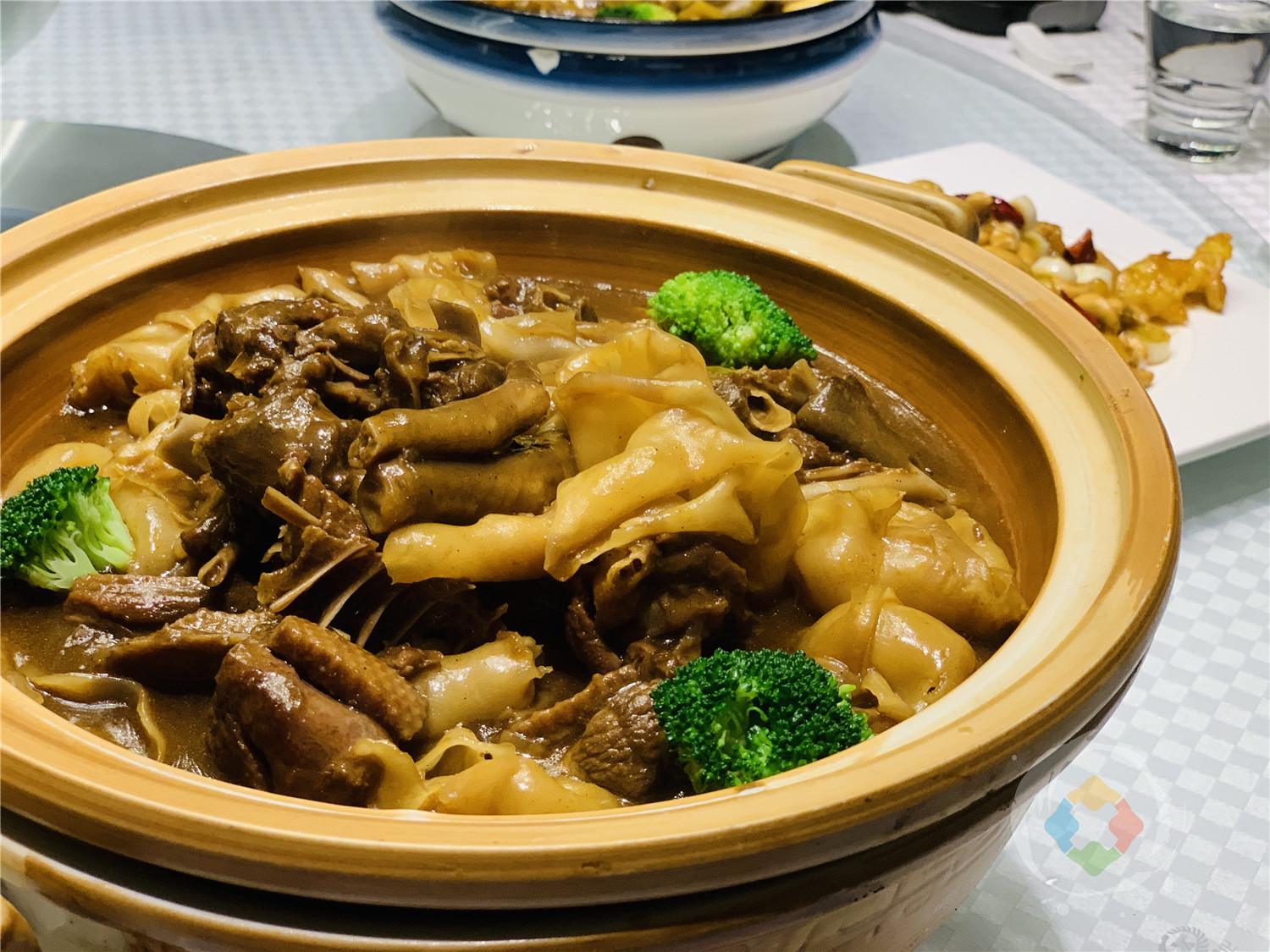 重庆江边最浪漫的餐厅，仿佛置身海底世界，超大型鲨鱼近在眼前