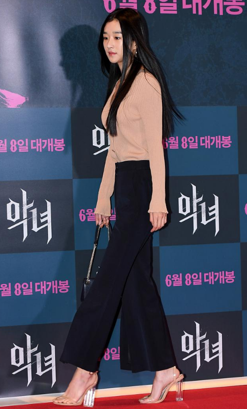 Xu Ruizhi's figure is really amazing, simple knit sweaters can also ...