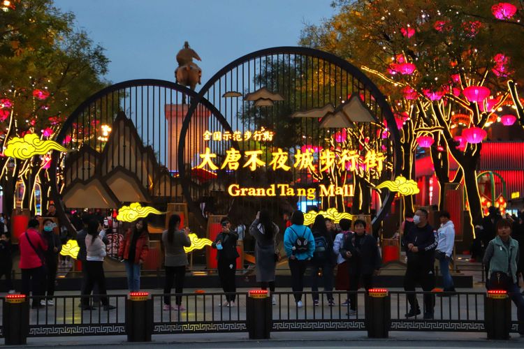 What camera lens falls is big the Tang Dynasty not nocturnal city, xi'an is the most beautiful night scene, come here if suddenly passes through days