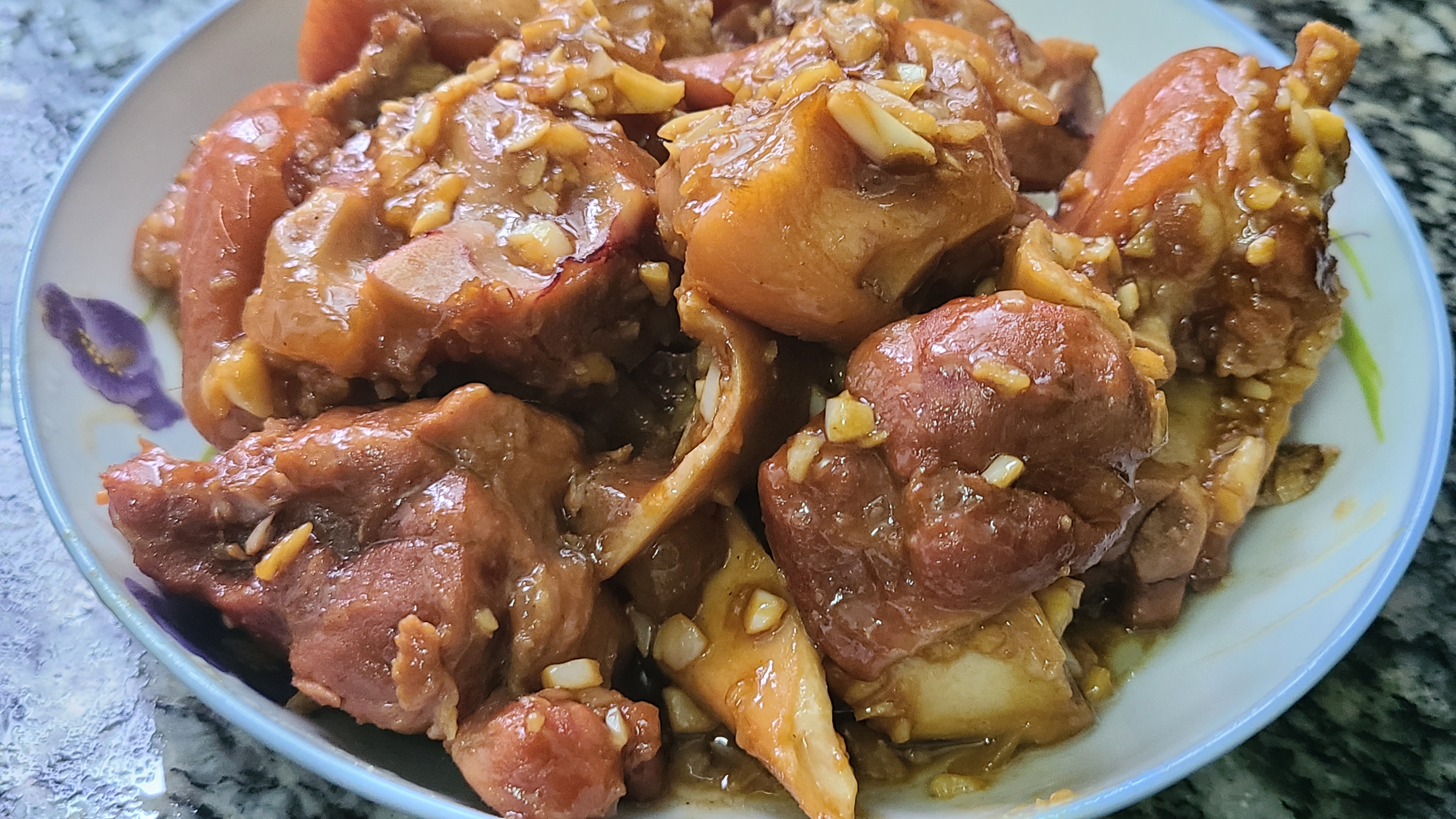 蒜香猪脚，简单好吃香味浓，这样的下饭菜，看着就嘴馋