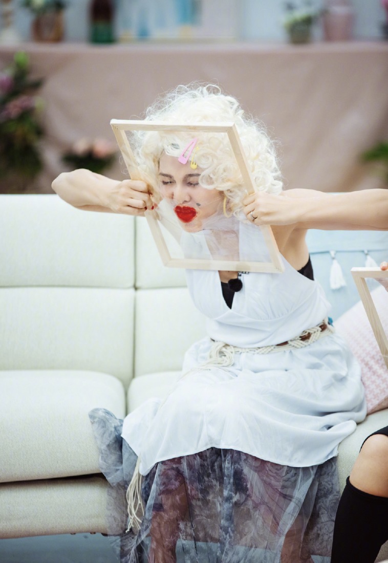 蔡少芬cos玛丽莲梦露，风情万种，强吻张晋留唇印画风搞笑