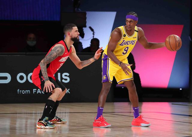 軟豆指導實錘！湖人已鳴金收兵，Rondo還在場邊指揮後補球員打球！-黑特籃球-NBA新聞影音圖片分享社區