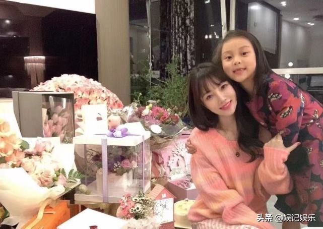 李小璐晒母女俩合影，甜馨化浓妆皮肤白皙，唇色比妈妈还鲜艳