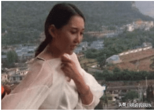 “蹦极女子”在网上火了，要跳时衣袖一直往下