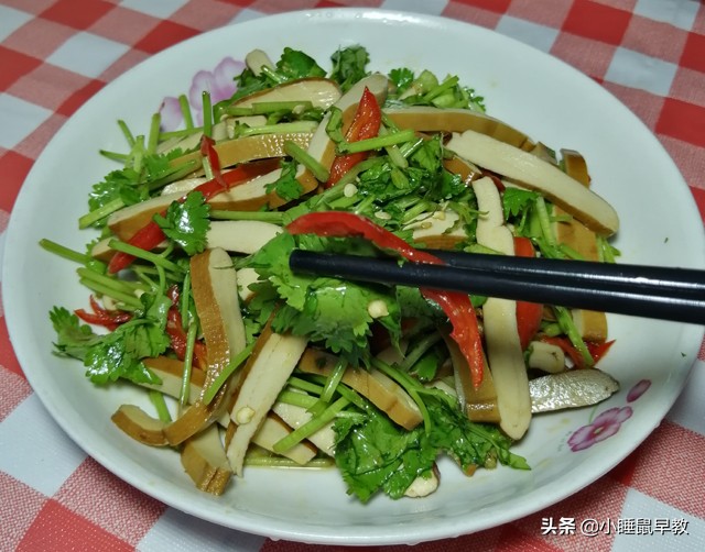 入秋后最适宜吃的开胃小菜，家常香菜拌豆干，简单好吃，爽口下饭