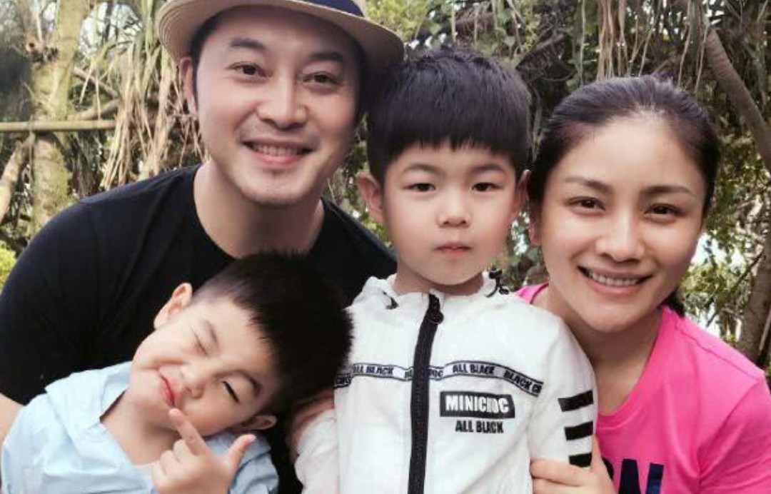 沙溢父子三人游海底世界，安吉身高已到父亲肩膀，享受父子独处