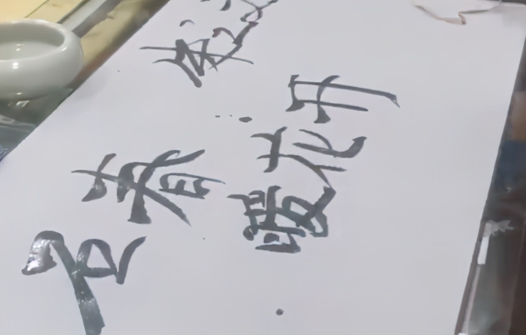 大衣哥写春联又翻车，问人后仍写错别字，还被网友问价喊话求卖