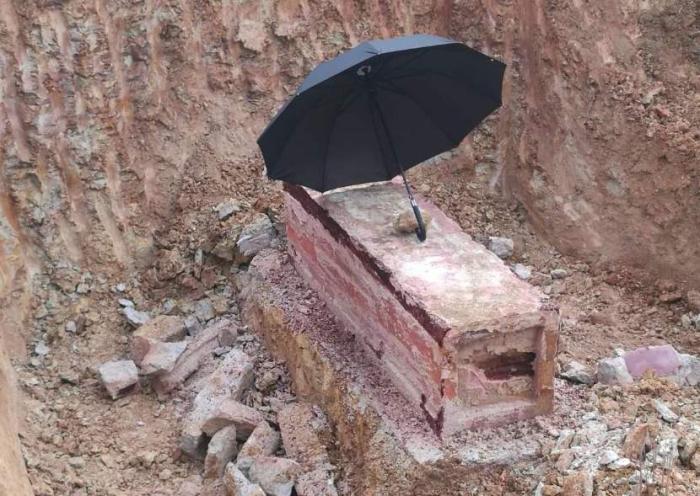 21年前暴雨冲出1古墓，专家出土2件东西，百姓大