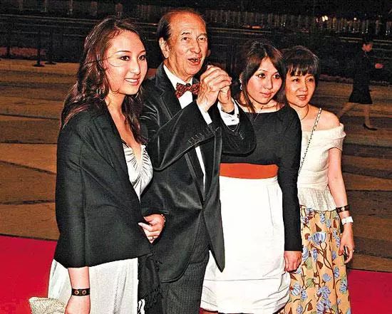 靠3条家规教育17个子女，何鸿燊是怎么做到的？