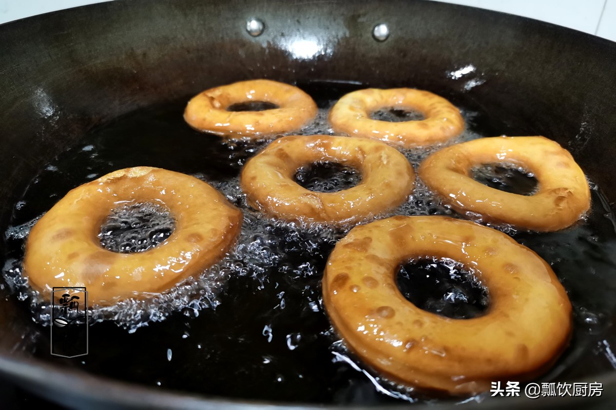 孩子爱吃甜甜圈，一斤面粉炸一堆，巧克力融化后一蘸，和买的一样