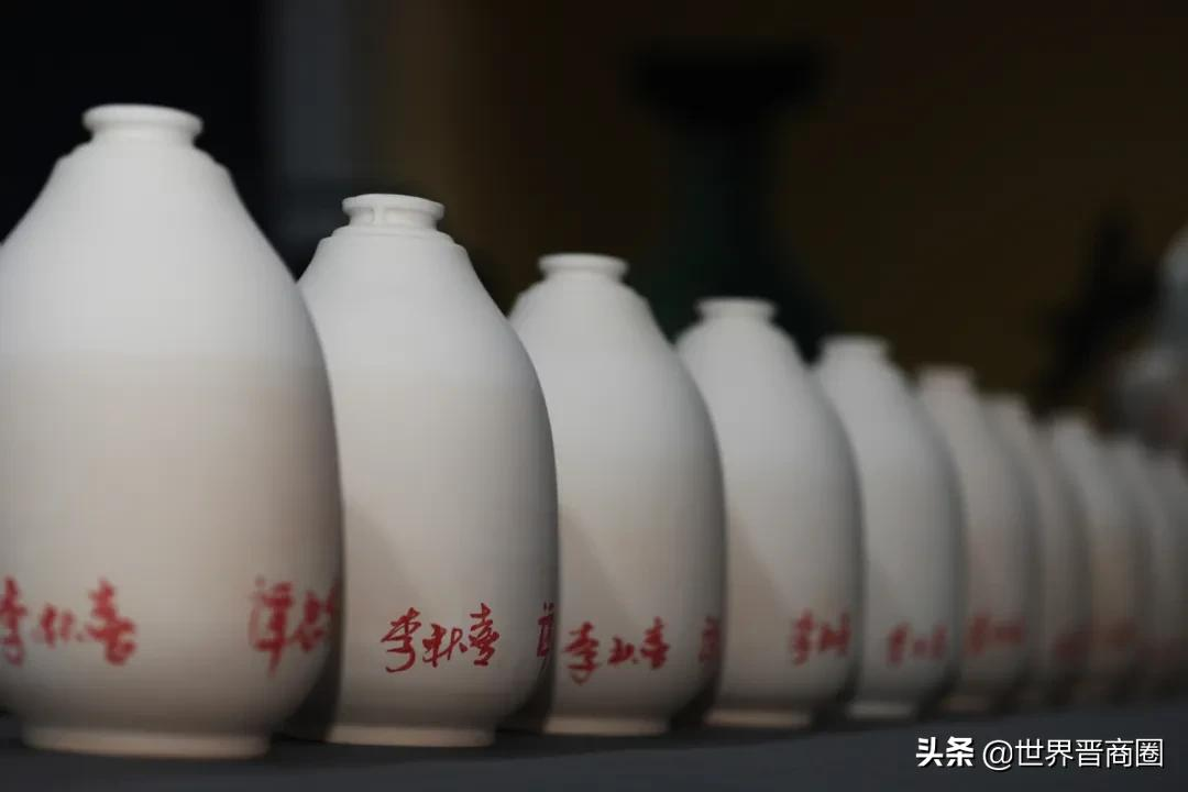李秋喜、谭忠豹这个动作真帅!汾酒“长寿酒”签名仪式景德镇举行
