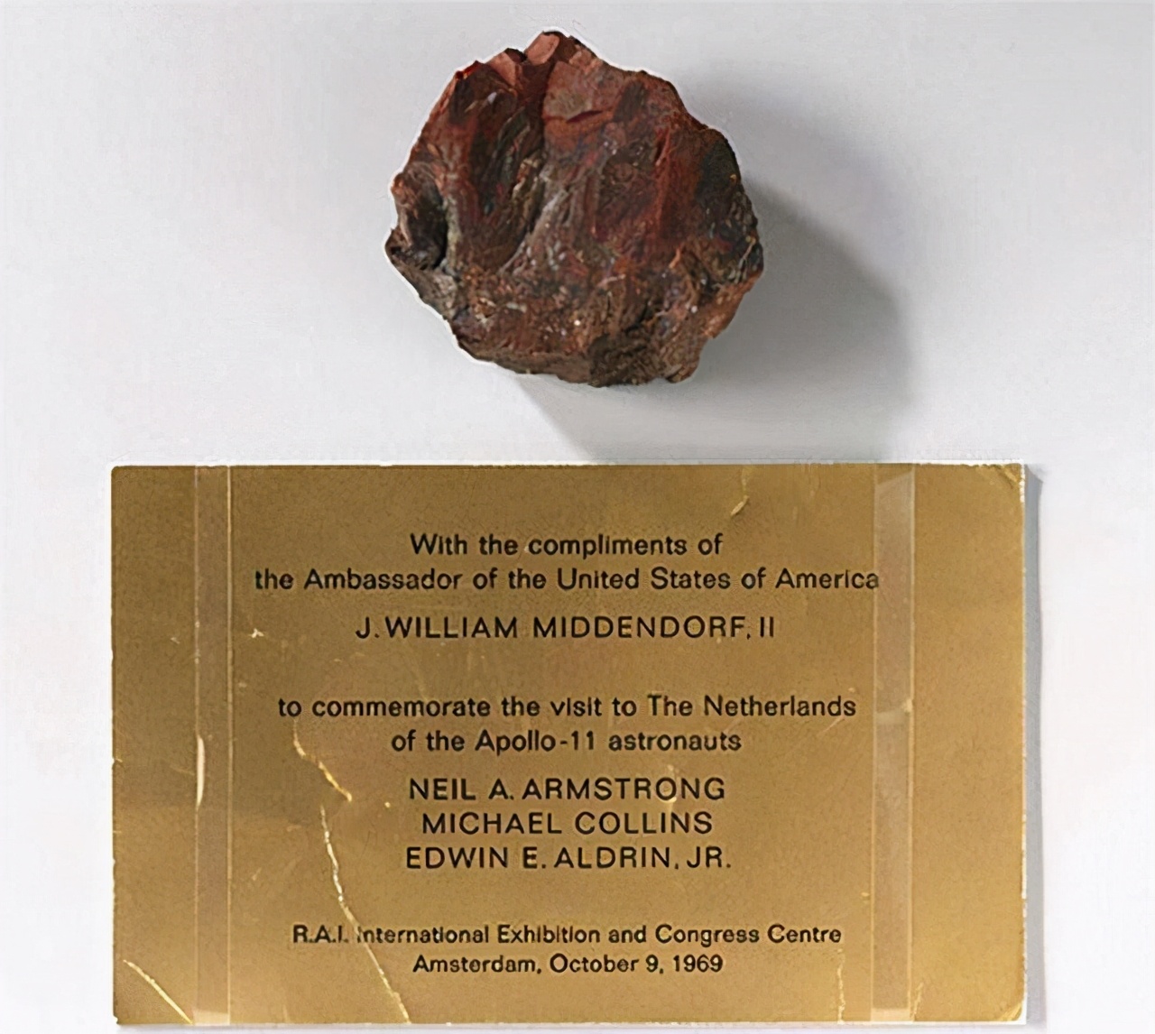 美国赠予荷兰的月岩被证实是假货，荷兰网友：