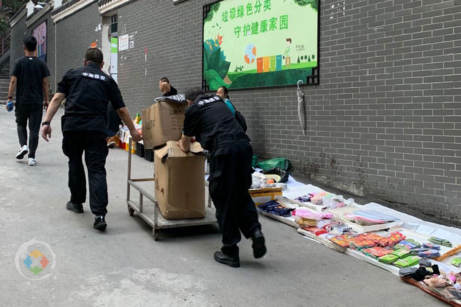 重庆地摊卖什么能火？美食小吃是标配，但生活用品最赚钱