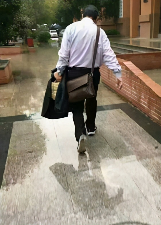 老师的温暖瞬间，哪个不戳中你的泪点？