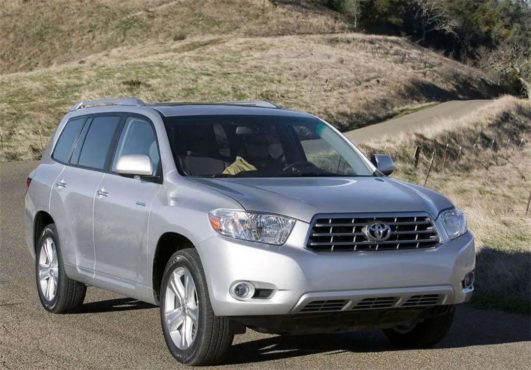 丰田“大内斗”，汉兰达对付皇冠陆放有王炸？